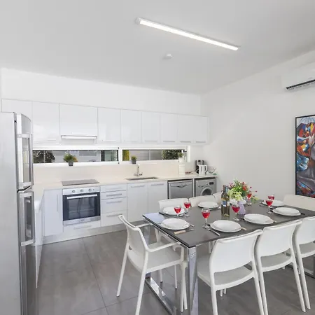 Greco Ccv4, 5 Schlafzimmer Mit Privatem Pool In Zentrum Protaras